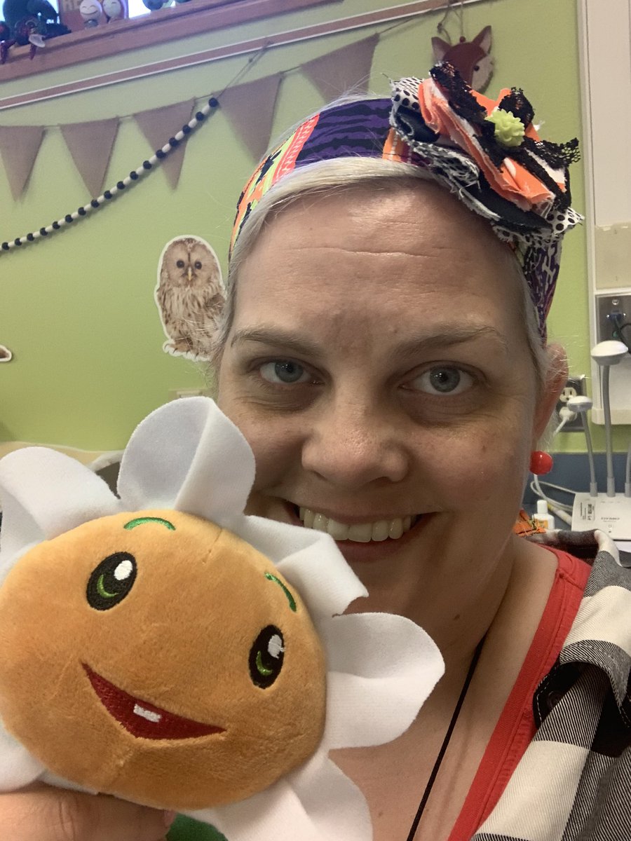 fergies_class's tweet photo. @stacy_sauerwein is the sunshine ☀️ on the 4th grade team!  That’s why she’s my marigold 😘 #iamDSE #beDSE #marigold @molly_cordova_ thanks for choosing me❤️ https://t.co/q6sHuvIqYi