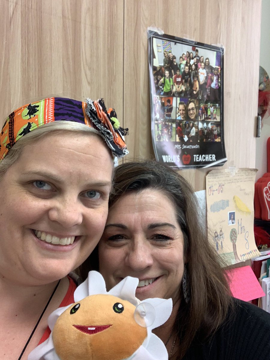 fergies_class's tweet photo. @stacy_sauerwein is the sunshine ☀️ on the 4th grade team!  That’s why she’s my marigold 😘 #iamDSE #beDSE #marigold @molly_cordova_ thanks for choosing me❤️ https://t.co/q6sHuvIqYi