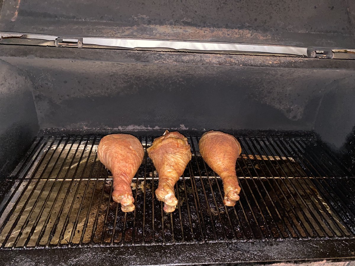 Teskemj's tweet photo. These are huge! I’d hate to run into this three legged turkey in a dark alley. #tweetyourmeat @GMGrills #totesnatural 😳 https://t.co/Ss3qHNUJsY