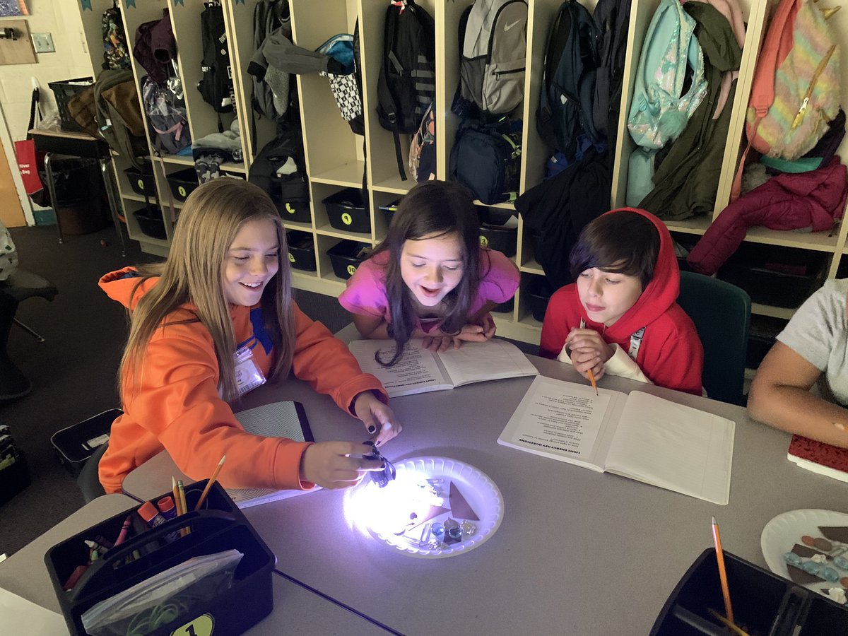 GwenPolitis's tweet photo. Exploring light energy...students learned about reflection, refraction and absorption in hands-on activities. #RRESOnward #TeachCabCo #collaboration #LearningIsFun https://t.co/azY4CnKvRo