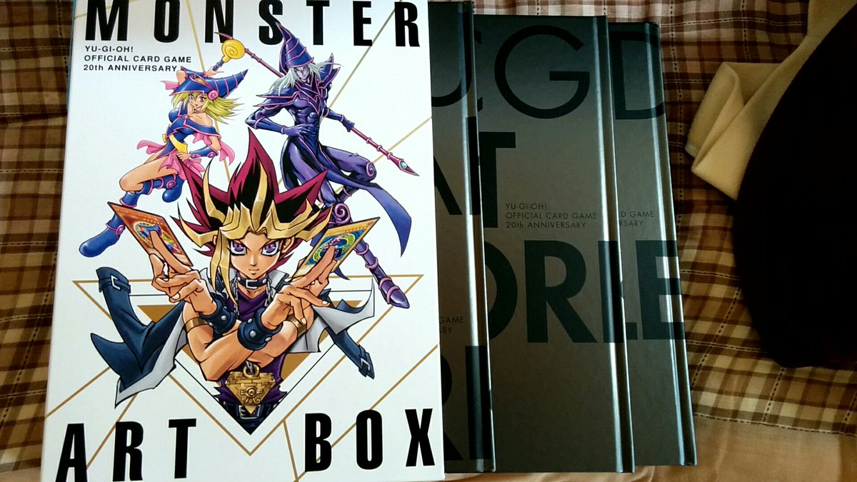 裡婀 リィア 遊戯王ポケモンfe 届いたー サトマサ先生がダンボールでもらったと仰っていたの意味がようやくわかりました 単に大きいからだけでなく まさかの専用ダンボール 笑 そして やっぱカードイラスト集の割合が凄い 遊戯王