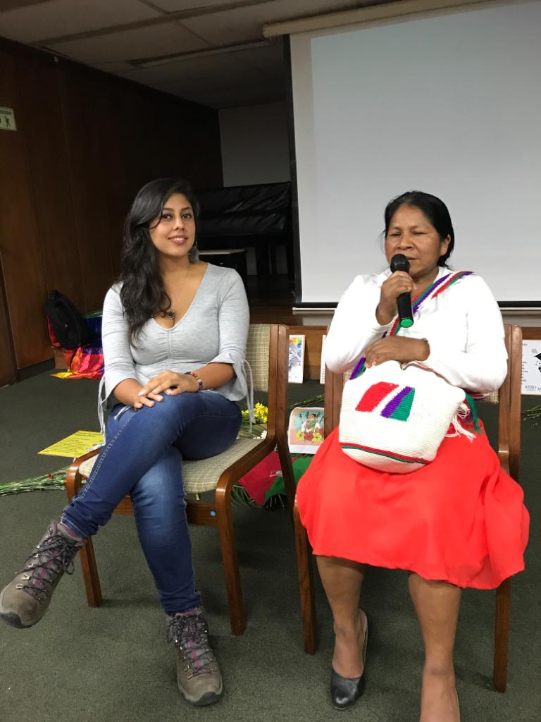 Defensavida's tweet image. #DefensorasDelTerritorio El Colectivo de Mujeres Defensoras del Territorio realizó un cineforo en el que se presentó el documental Kitek Kiwe, nuestra memoria y se realizó un conversatorio con la participación de la líder indígena Lisinia Coyazos Yule.