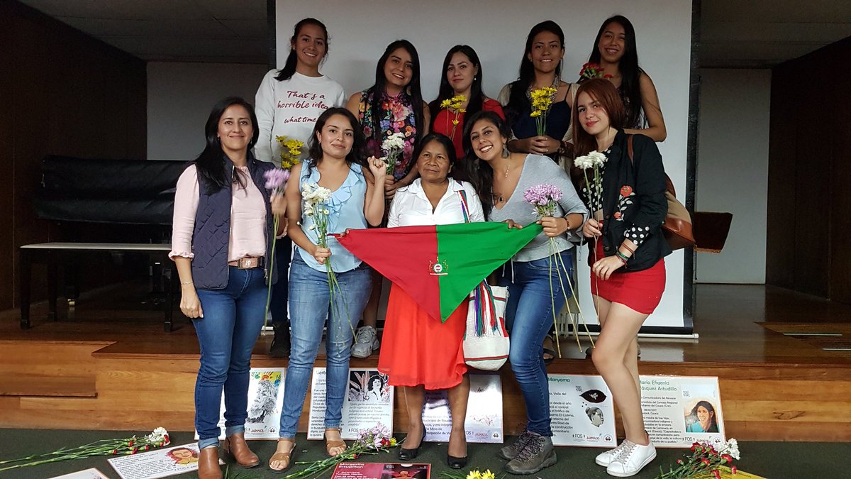 Defensavida's tweet image. #DefensorasDelTerritorio El Colectivo de Mujeres Defensoras del Territorio realizó un cineforo en el que se presentó el documental Kitek Kiwe, nuestra memoria y se realizó un conversatorio con la participación de la líder indígena Lisinia Coyazos Yule.