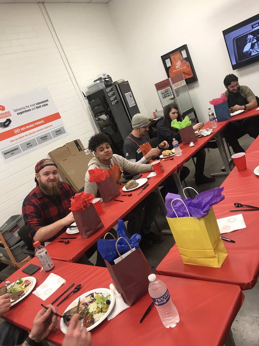 JanaVugteveen's tweet image. Freight Appreciation @HomeDepotGrndvl DS’s and ASM’s unload the truck and freight team eats steak, baked potatoes, Olive Garden salad with root beer floats 👊🏼 WE ❤️ OUR TEAM! @bobsaniga @RAshley89 @mattmehalko @RRadakovitz @kathyraglin840 @nate_knowles #LateNightSamePage 🔥🤗👊🏼