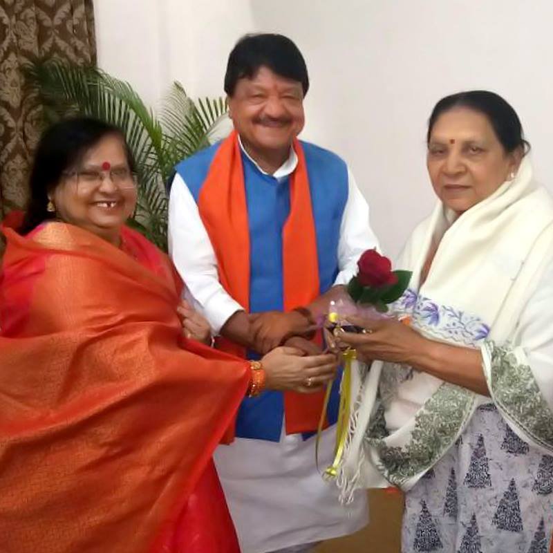 KailashOnline's tweet image. गाँधी जी के पदचिन्हों पर चलकर गुजरात को नई दिशा देने वाली, अहिंसावादी और बाल विवाह विरोधी गुजरात की पूर्व मुख्यमंत्री एवं उत्तरप्रदेश की राज्यपाल माननीय @anandibenpatel जी को जन्मदिन की अनेकानेक बधाई एवं शुभकामनाएं...

आप सदा स्वस्थ रहे और चिरायु हो, ईश्वर से यही कामना है।