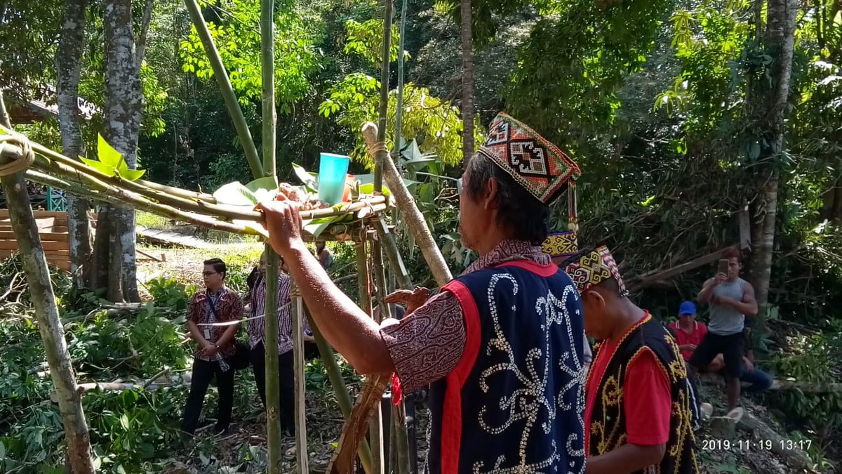 RelawanKampung's tweet photo. Upacara adat Dayak Putussibau sebelum membangun jembatan gantung di Ngarai Arun donasi Piisei dan BRI https://t.co/sWA5a2U0k4