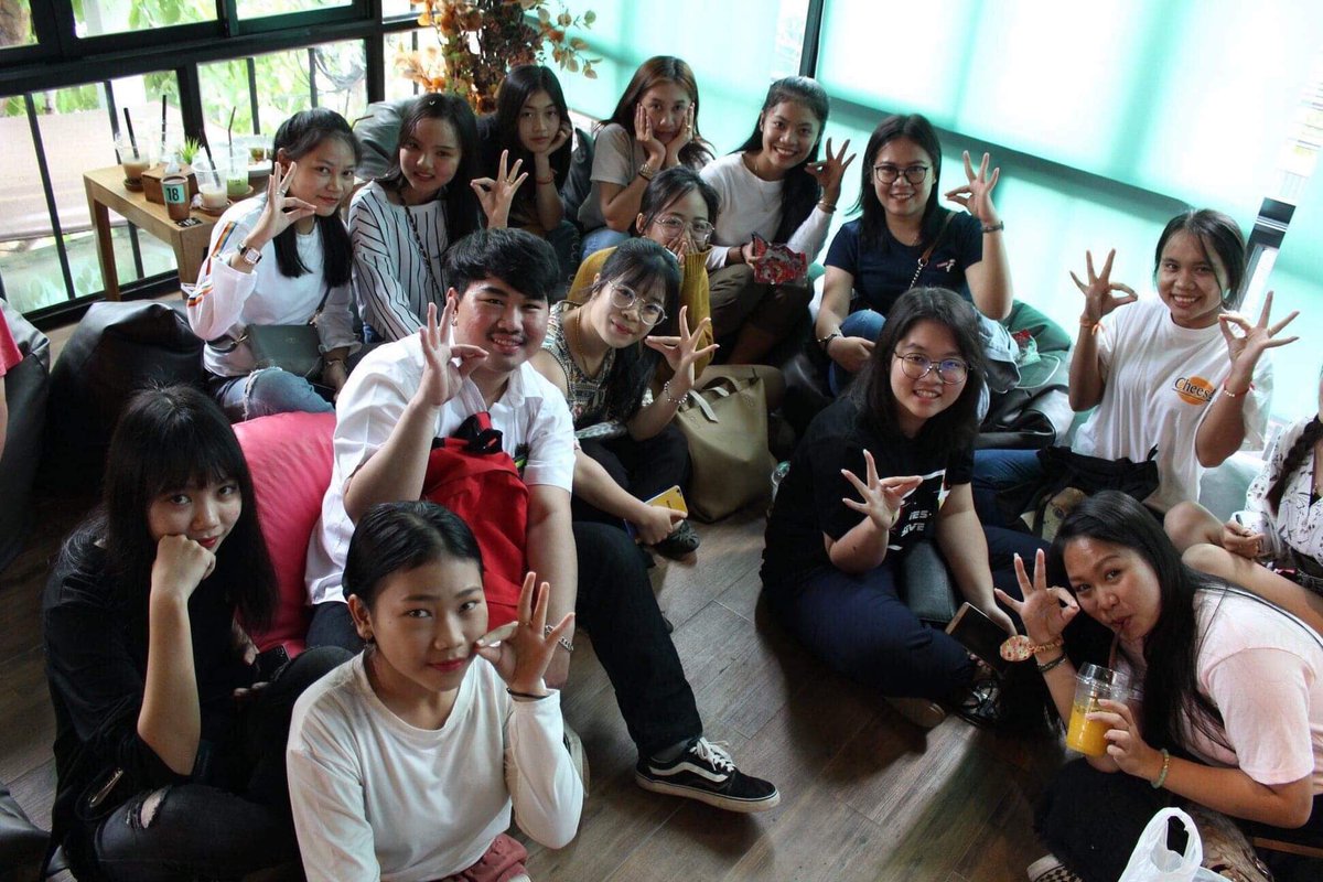 thalayseedam1's tweet photo. ค้นตู้แล้วเลยยิบของสะสมมาดูรูปพวกนี้ได้มาตอนเบบี๋แจกให้วันรวมผลดูทฤษฎีจีบเธออีพีแรกแต่ (มิได้ดู)5555 แต่เป็นการรวมผลแฟนคลับที่ลาวครั้งแรกเก็บไว้เป็นความทรงจำดีๆแล้วกัน💚 2/6/2019 #OffGunLaosFc #ออฟกัน https://t.co/dGau0ibCku