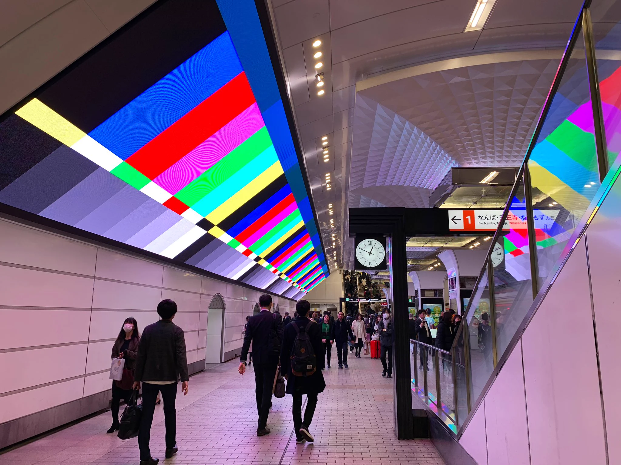 御堂筋線の梅田駅に巨大ビジョンが登場! 大阪メトロになって一気に近代化wwww