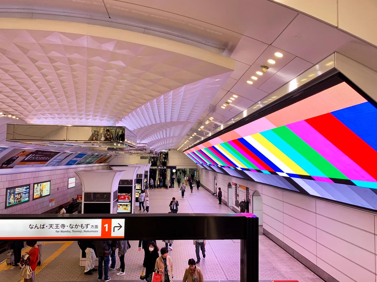 御堂筋線の梅田駅に巨大ビジョンが登場! 大阪メトロになって一気に近代化wwww