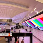 御堂筋線の梅田駅に巨大ビジョンが登場! 大阪メトロになって一気に近代化!