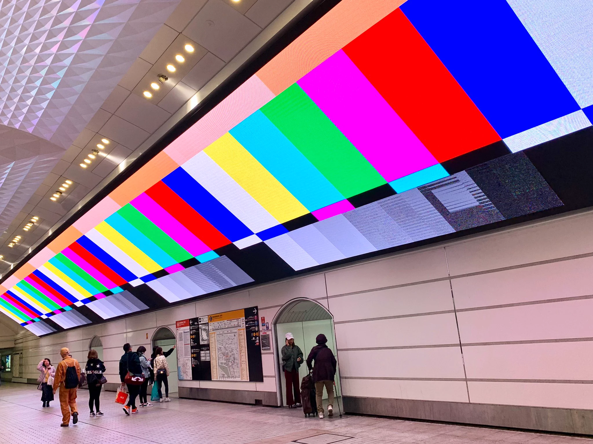 御堂筋線の梅田駅に巨大ビジョンが登場! 大阪メトロになって一気に近代化wwww