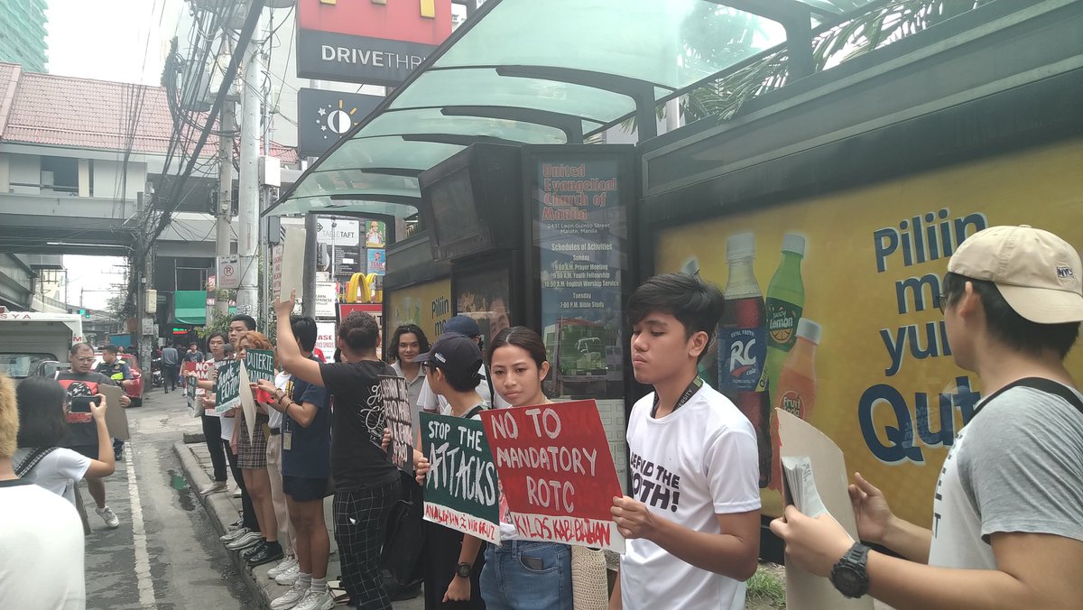 PSMalate's tweet photo. Panday Sining CSB continues it program at MCDO VitoCruz along with other progressive taft organizations to strengthen the call for academic freedom and to junk EO 70.
#JunkEO70
#AFPPNPBackOff
#DefendPeoplesRights https://t.co/ef6U2os30Z