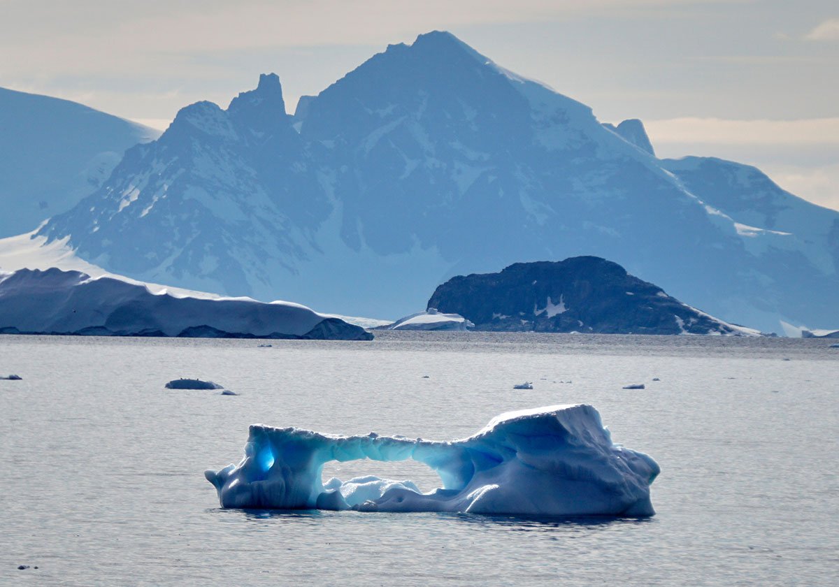 WHOI's tweet photo. Former #MIT_WHOI grad student and current WHOI post-doctoral fellow (and Antarctic photographer) Tyler Rohr takes a hard look at the effectiveness of #IronFertilization in the #SouthernOcean as a way to reduce atmospheric carbon dioxide. #ClimateControl https://t.co/yZu5sm4ksz https://t.co/0iZ95n8IJe