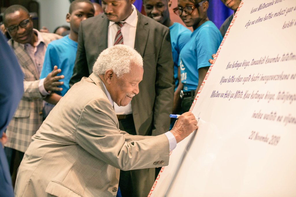 Harakatizajiji's tweet image. Haki za mtoto zitalindwa endapo tu kila mmoja wetu atafahamu haki hizo na kuzifuata kuhakikisha ustawi wa mtoto.  
Leo tunaadhimisha siku ya kimataifa ya mtoto na miaka 30 ya Mkataba wa haki za mtoto. #cdftz Je, unazifahamu haki za mtoto? #CRC30 #ChildRights @UNICEFTanzania