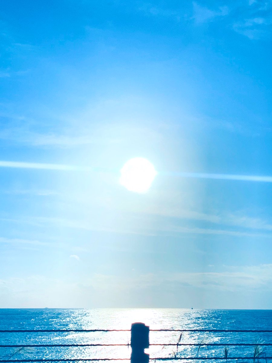 りお Sur Twitter 空 青空に太陽 そして海 太陽だけでも眩しいのに その光りが海に反射して更に眩しい でも綺麗 空 イマソラ 雲 青空 太陽 海 眩しい 反射 綺麗 Sky Cloud Bluesky Sun Sea Shiny Beautiful T Co Lh1wojvgxx Twitter