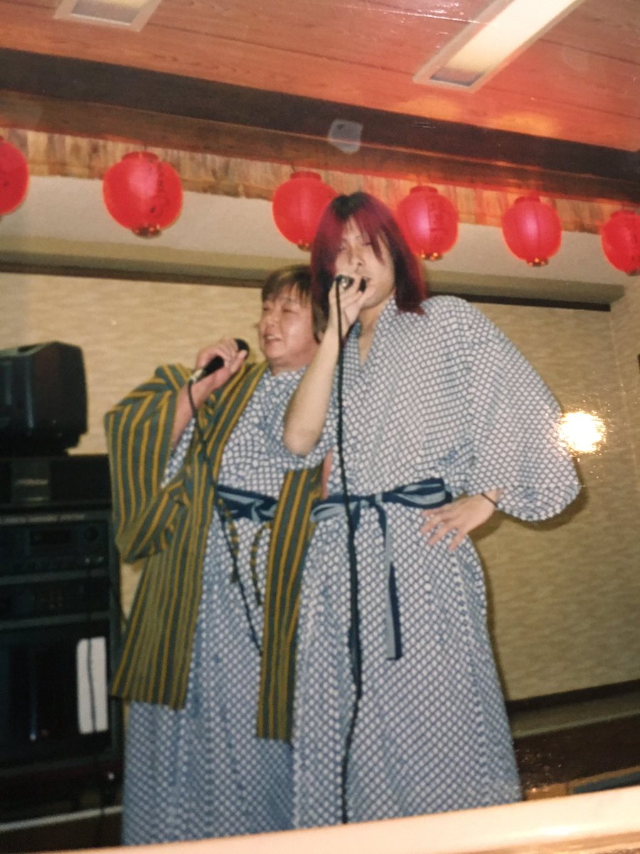 龍夜 とりあえずさ 前橋の 楽屋 で辛いカレー食って 昔の先輩方のライブビデオ見ながら 酔ったおはるさんの惚気話聞かされた連中はさ 恩返しするタイミングじゃねん 写真色々出てきたけど おはるさんよう寝はるわ 龍夜 とりあえずさ 前橋の 楽屋 で辛いカレー食って 昔の先輩方のライブビデオ見ながら 酔ったおはるさんの惚気話聞かされた連中はさ 恩返しするタイミングじゃねん 写真色々出てきたけど おはるさんよう寝はるわ