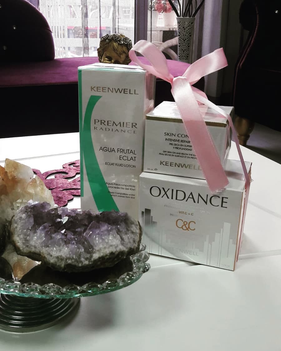 ✔Kivi özlerinden elde edilen canlandırıcı tonik
✔Spf 15 vitamin C antioksidan gündüz kremi 
✔Çok kuru ve hasarlı ciltler için besleyici, yenileyici gece kremi