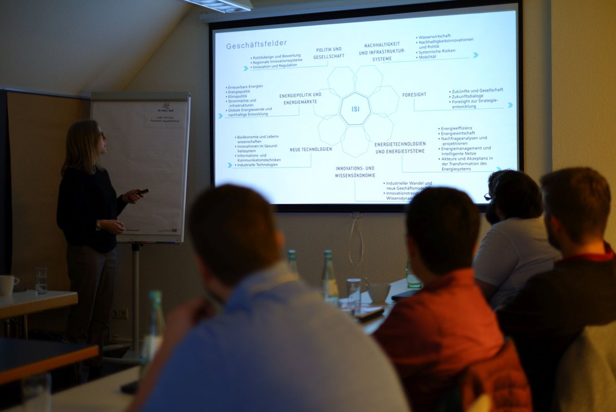 alinescherrer1's tweet photo. 14 DoktorandInnen, 7 Institute, 2 Tage - so ging meine Woche im interdisziplinären Seminar der #Profilregion zu #Verkehr und #Mobilität spannend los. Neben den neusten Facts zu Nockenwellen und Fahrplanoptimierung konnte ich auch viel Feedback zu meiner Dissertation mitnehmen! https://t.co/CayNsVZgU1