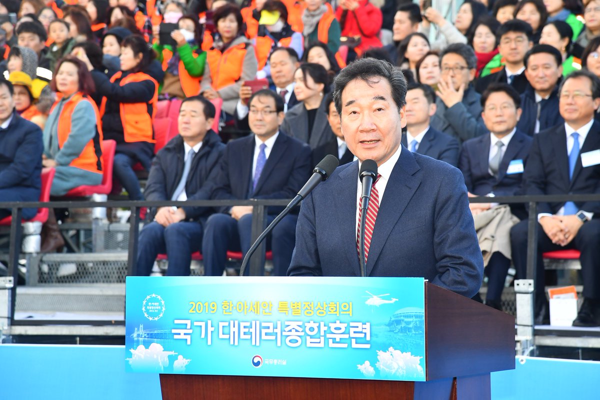 국가 대테러 종합훈련. 내주 한-아세안 특별정상회의, 한-메콩 정상회의를 대비해 테러대응 체제와 능력을 확인. 짜임새 좋은 대규모 훈련. 내주의 국제행사를 안전하게 모시겠다는 자신을 얻었습니다. 잘 하겠습니다. 부산 벡스코.