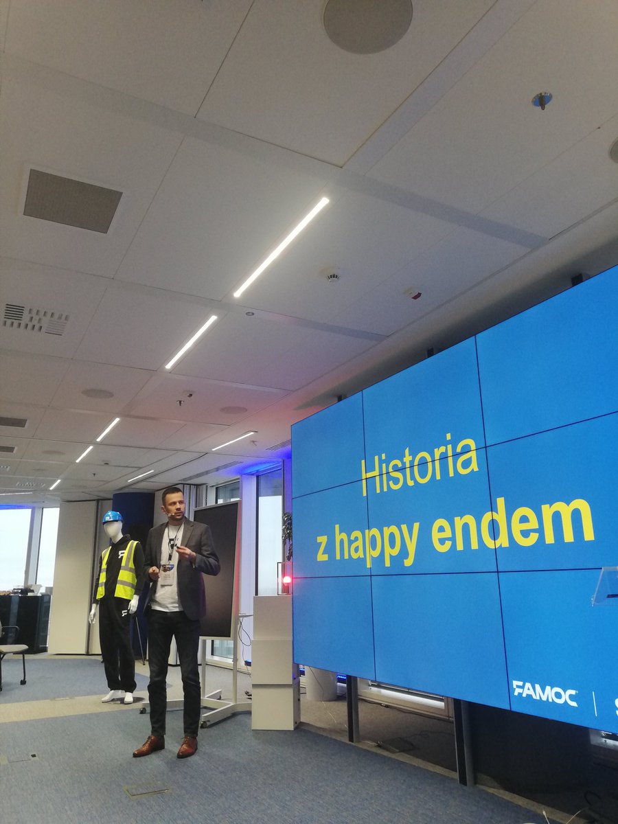 takafarsa's tweet photo. Janusz w bezpiecznym kasku! Czyli przykład #FamocConnect na #thinkmobile. Super prezentacja chłopaki @FAMOC_SA https://t.co/4NYG9p9Pmq