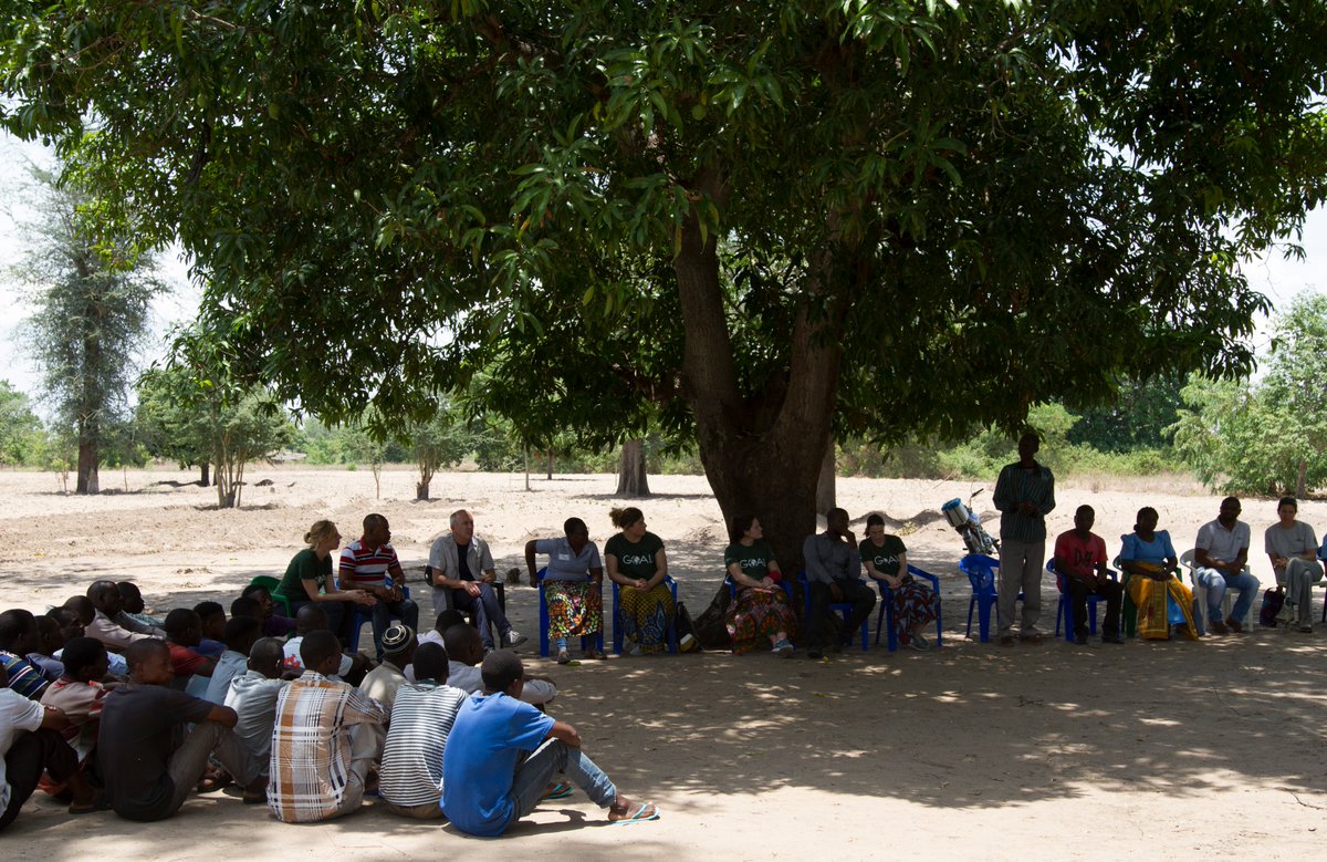 Day 2:a success visiting @Irish_Aid funded projects in Machinga, #Malawi. The girls met with mother groups to hear about how GOAL improves menstrual hygiene management activities & witnessed Nutrition Impact Postive Practice #NIPP circles in action. #irishaidworks #generequality