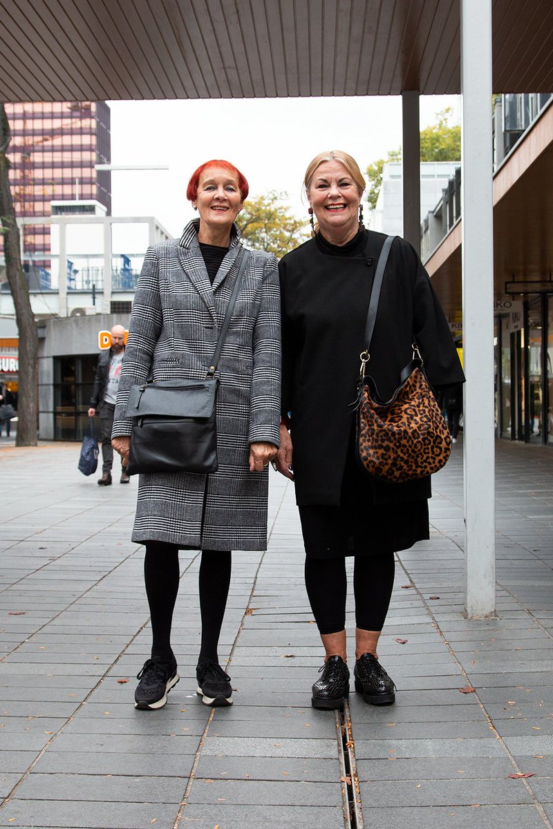 Twee Friezinnen op stap! 💚 Bouwien en mevr. Waling dragen hun hippe kleding met flair en vallen op door hun looks. ‘In Friesland vraagt een man vaak of hij een foto van ons mag maken. 📸 Maar daar kennen de mensen ons. Hier niet, dus vooruit’, lachen de dames. #langsdelijnbaan