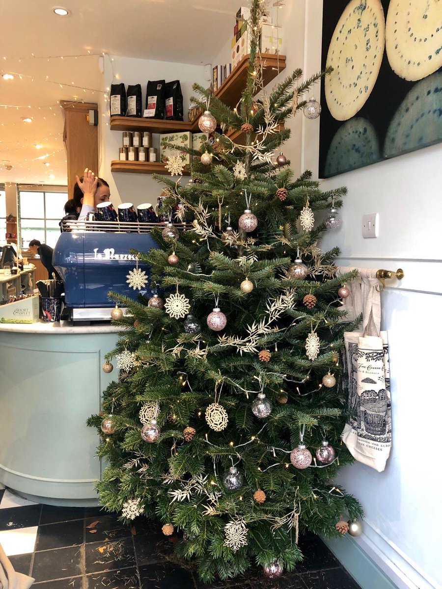 FineCheeseBelgr's tweet photo. Feeling fine and festive with our beautiful shop decorations! Pop in, have a cup of coffee &amp; a browse, and get inspired for your Christmas cheeseboard!
#festivefeast #finecheese #cheeseboard https://t.co/E1qWE7eiBm