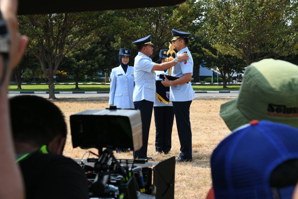 _TNIAU's tweet photo. Kasau Marsekal TNI Yuyu Sutisna beserta Ny. Ayu Yuyu Sutisna hari ini di Lanud Iswahjudi syuting 3 scenes #filmserigalalangit saat Gadhing (Deva Mahendra) diwisuda sebagai pilot tempur (wingday) didampingi ibunya (Wanda Hamidah). 👤#TNIAU #swabhuwanapaksa #jauhdilangitdekatdihati https://t.co/LsFmbyUp2T