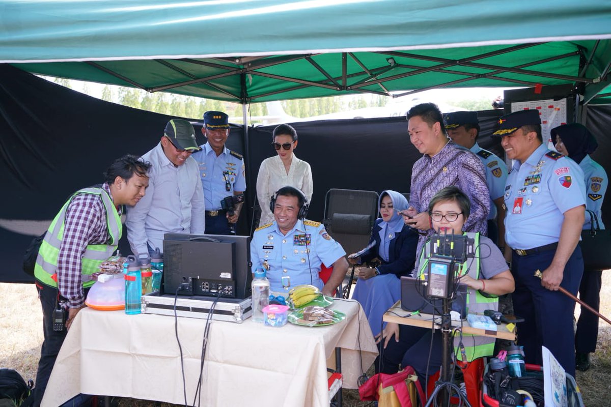_TNIAU's tweet photo. Kasau Marsekal TNI Yuyu Sutisna beserta Ny. Ayu Yuyu Sutisna hari ini di Lanud Iswahjudi syuting 3 scenes #filmserigalalangit saat Gadhing (Deva Mahendra) diwisuda sebagai pilot tempur (wingday) didampingi ibunya (Wanda Hamidah). 👤#TNIAU #swabhuwanapaksa #jauhdilangitdekatdihati https://t.co/LsFmbyUp2T