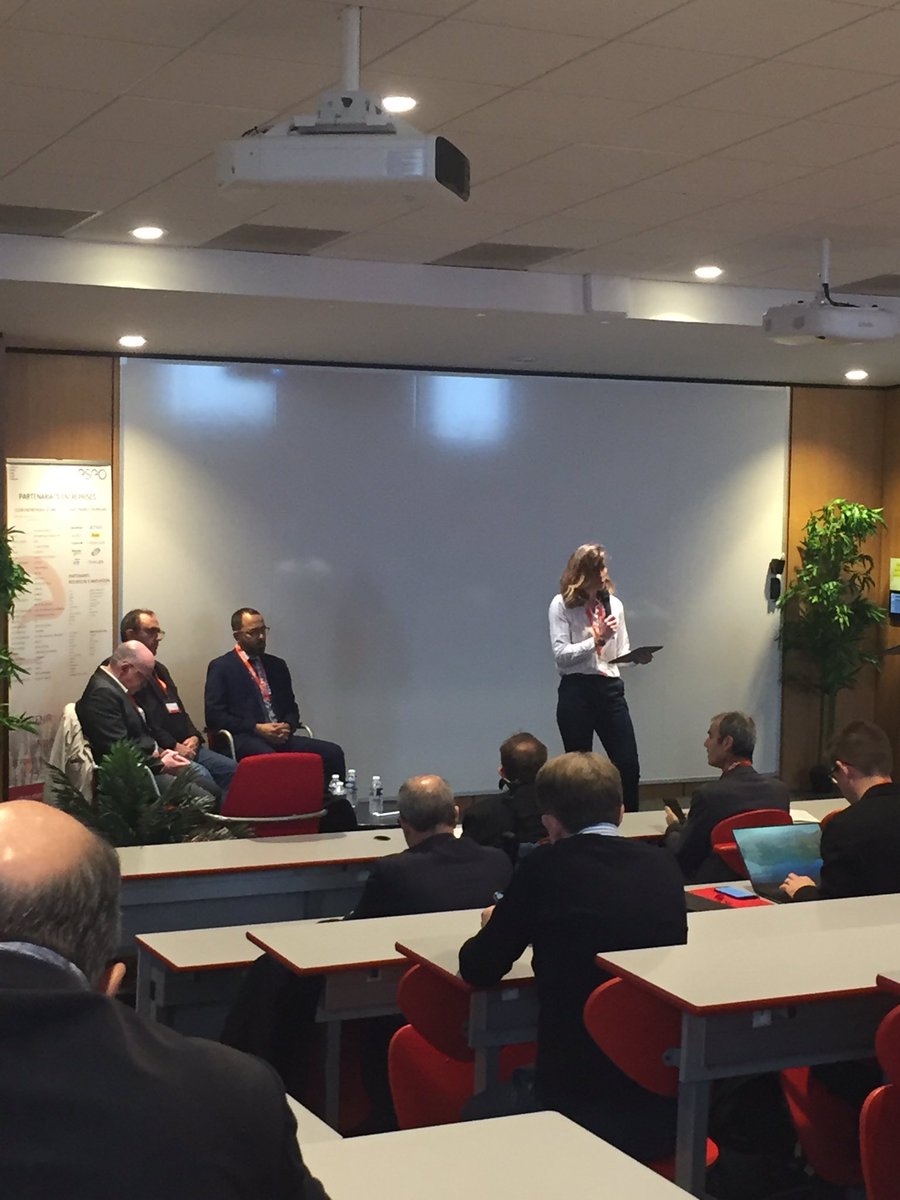 PierreGGnt's tweet photo. 2️⃣ème conférence sur le thème cette fois-ci de la mobilité et véhicule autonome.🚗

C’est grâce au format #tableronde que l’on va pouvoir découvrir l’univers de ces 2️⃣ notions. 

#IotESEO #ColloqueIot #ConnectedWeek https://t.co/gSu4otRbVT