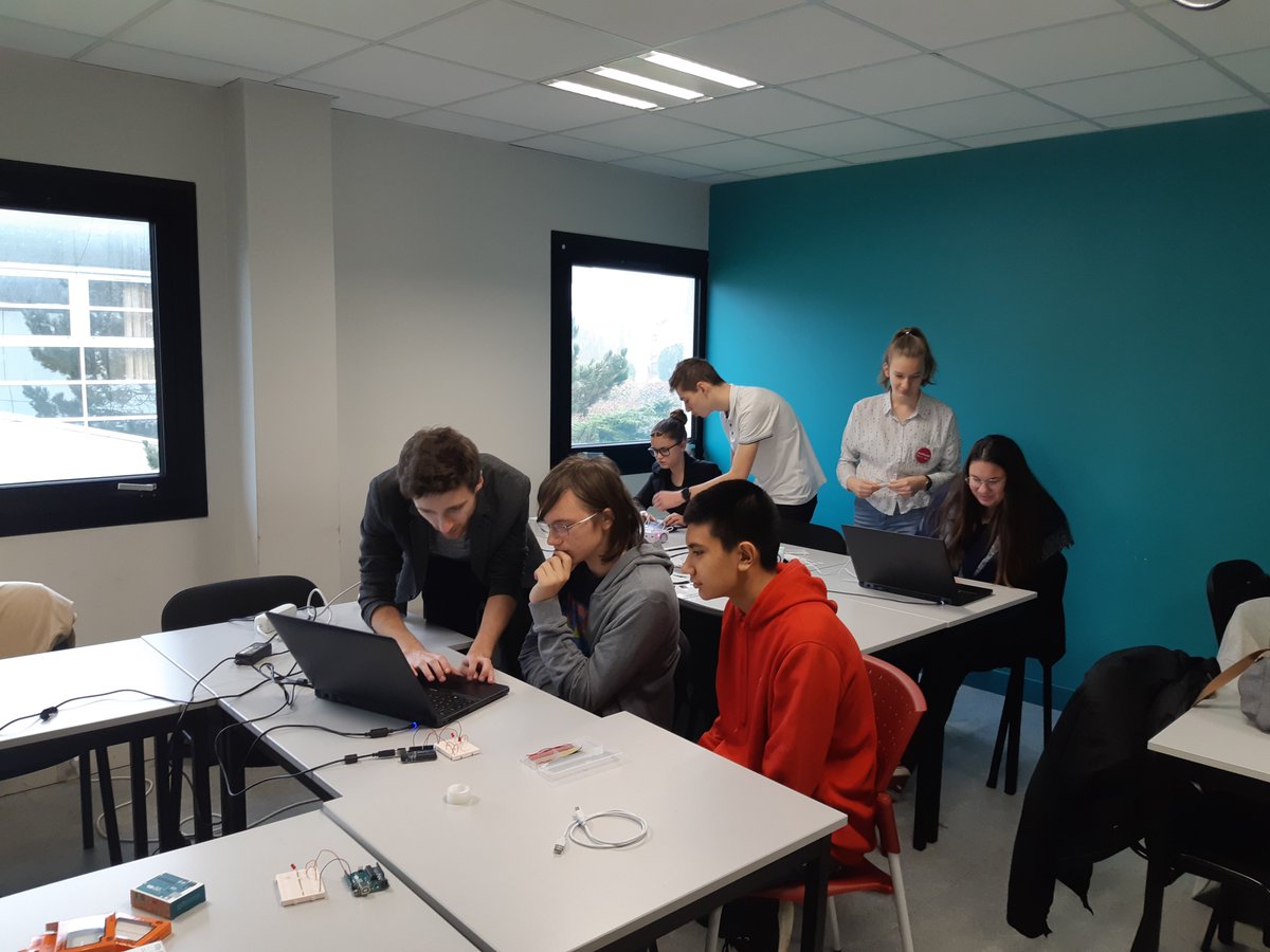 cesi_officiel's tweet photo. [Parcours d'Excellence] Au programme ce matin à @Cesi_Rouen avec le collège Allais de l'@acrouen : ateliers de découverte du numérique dans le cadre du parcours d'Excellence : Réalité virtuelle, robotique, programmation, découpe laser... #orientationactive #engagementsocietal https://t.co/4WLBsC04rz