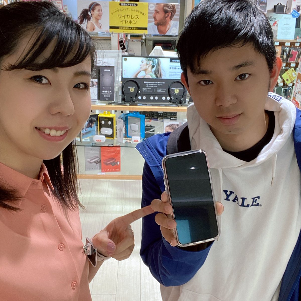 Appbankstore 新宿サブナード いつも動画を見てくださり ありがとうございます 購入されたばかりのiphone 11に マックスむらいのアンチグレアフィルムを貼らせていただき Spigenのケースもご購入いただきました また是非ご来店お待ちしております