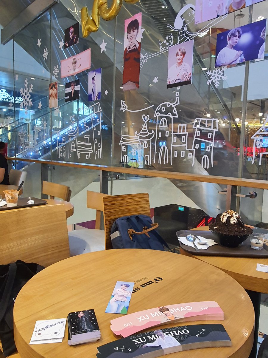 FOURXMH's tweet photo. We are here @universe_ljh near the deco. Limited availability for banner/fans~ 

#UniverseLJH https://t.co/1dLXzA3Rcg