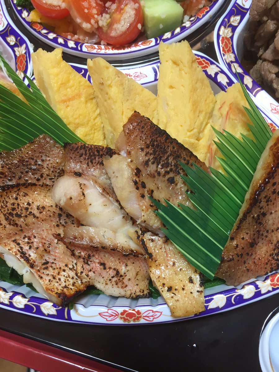 SagaMoiMoi's tweet photo. 白身魚の味噌焼きゆずみそ添え
マリネサーモン、数の子、小柱
       角切り野菜のイタリアンドレ
特大有頭海老のクールブイヨン煮
       白ワインの香り
ロールキャベツトマトソース
5種類のソーセージ盛り合わせ
蓮根のきんぴらさっぱり煮
ゆず風味の紅白なます 他 https://t.co/nrAHNBUFuw