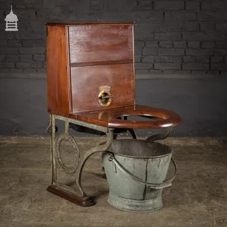 Унитаз в древности. Первый унитаз со сливным бачком джон харингтон. Древний унитаз. Когда изобрели унитаз. Самый первый унитаз в мире.