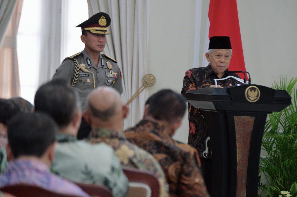 halimiskandarnu's tweet photo. Alhamdulillah, terima kasih Pak Wakil Presiden, juga kepada semua pihak atas Penganugerahan Keterbukaan Informasi Badan Publik Tahun 2019 dengan kategori Kementerian Sebagai badan publik informatif dari Komisi Informasi Pusat. https://t.co/eIWas4XhK8