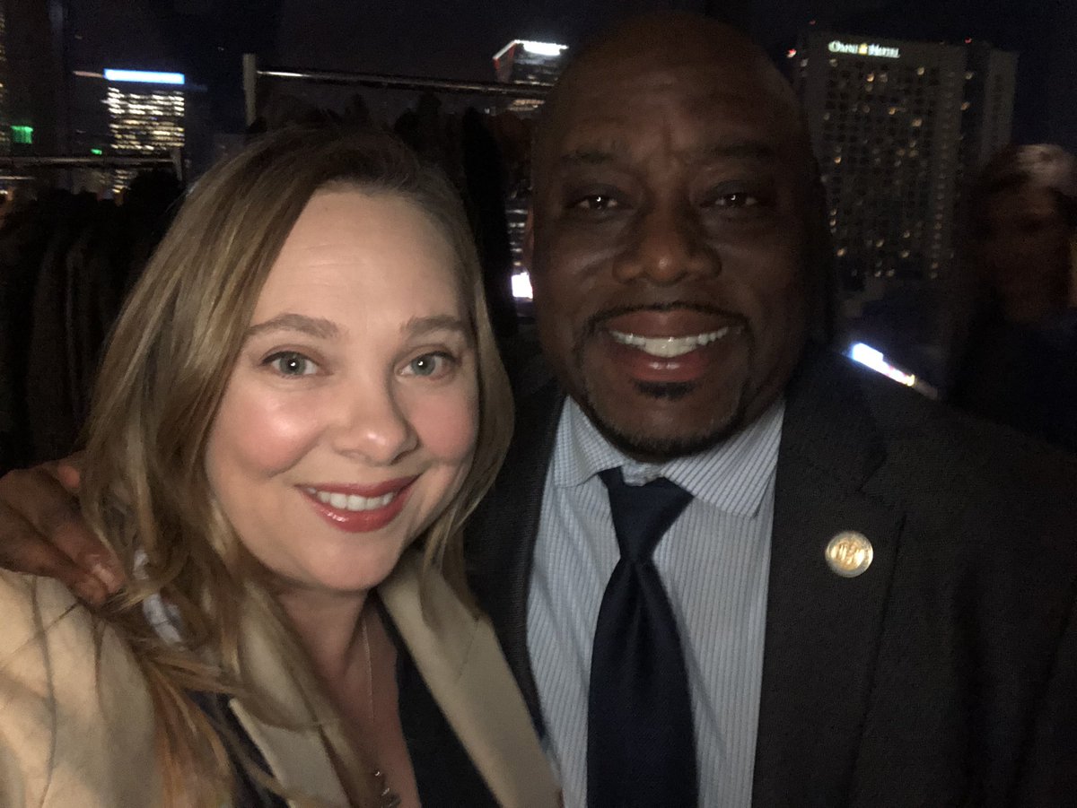 SarahRiggsAmico's tweet image. Spotted at the #DemDebate: @VanSAV2019 — we can’t wait to see Van become the next Mayor of #SaVANnah 🗳🗳🗳#gapol