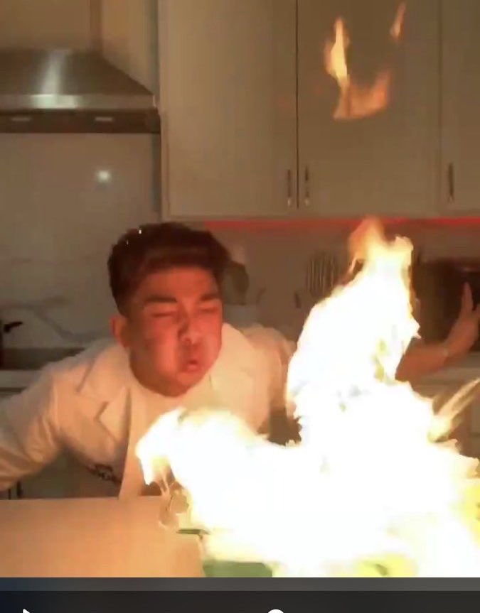 ramoss_luiss's tweet photo. I’m telling my kids this was bill nye the science guy @bretmanrock https://t.co/tfJoAudXH3