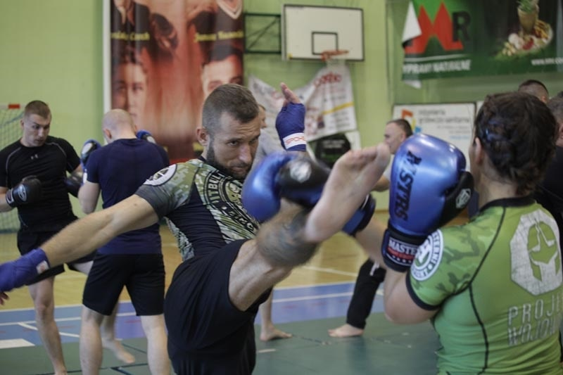 Polska_Zbrojna's tweet photo. Boks, kick-boxing, a nawet walka nożem. Weterani trenowali sztuki walki pod okiem „Motyla”, byłego żołnierza JW GROM #WalkęMamyWeKrwi @PWojownik @Zelazna_Dywizja @WCEO_MON https://t.co/2fjgRoNMTy https://t.co/GU7OIhgzAd