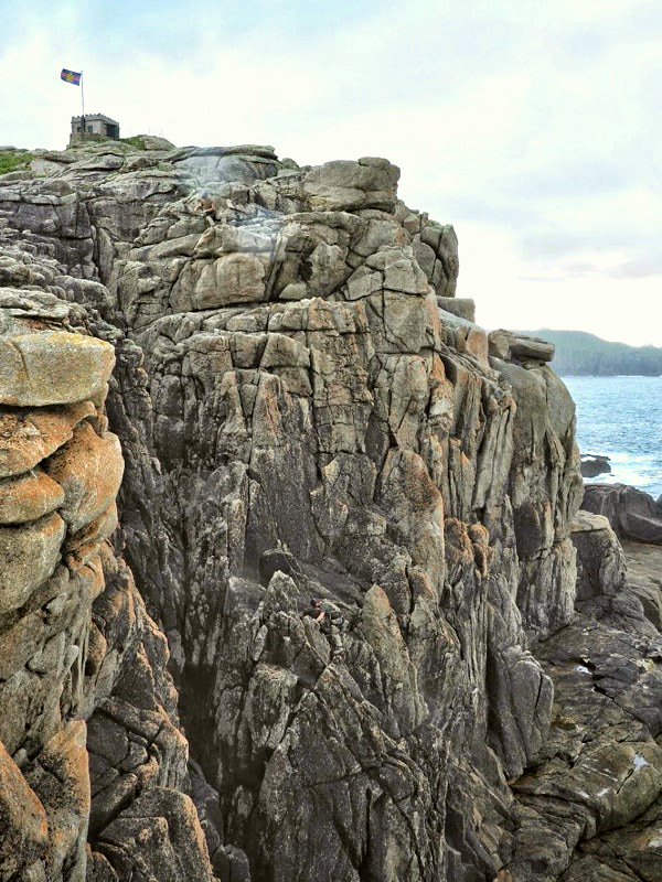 CommandoTRG's tweet photo. #RoyalMarines Mountain Leaders sharpening their Vertical Assault skills on the #cornish granite. Can you spot them? #mountainleaders #mountaineering #climbmarines #specwing https://t.co/fpULDoeaMP