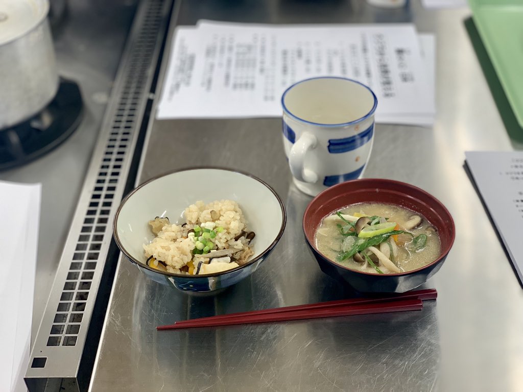 いよちゃん カレーノウリコ Npo海のくに 日本 さんによるくじら食べるワークショップ くじらの炊き込みご飯 鯨汁 鯨 の竜田揚げ 鯨のガーリックステーキ コリコリした鯨の皮の入った汁は 鯨の油と出汁がでていて白濁こってり ジューシーな皮は