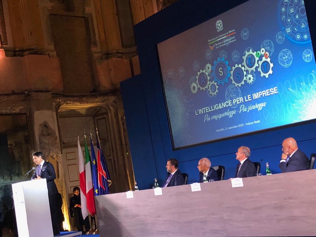 Il Presidente del Consiglio dei Ministri Giuseppe Conte dá avvio da Milano al Roadshow “ASSET”, insieme al Direttore generale del Dis Gennaro Vecchione e ai Vicedirettori del Dipartimento Baldoni, Masiello e Valensise. #sicurezzanazionale #cybersecurity