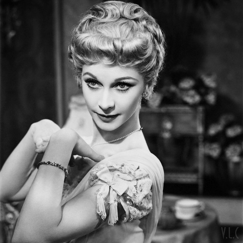 VivienLCircle's tweet photo. Vivien Leigh as Mary Morgan in The Sleeping Prince 1953. Photo by Angus McBean
Image restoration by @andygbatt
#vivienleigh #britishtheatre #thesleepingprice #theprinceandtheshowgirl #terencerattigan #marymorgan #phoenixtheatre #angusmcbean #1950s https://t.co/6AkSHiriff