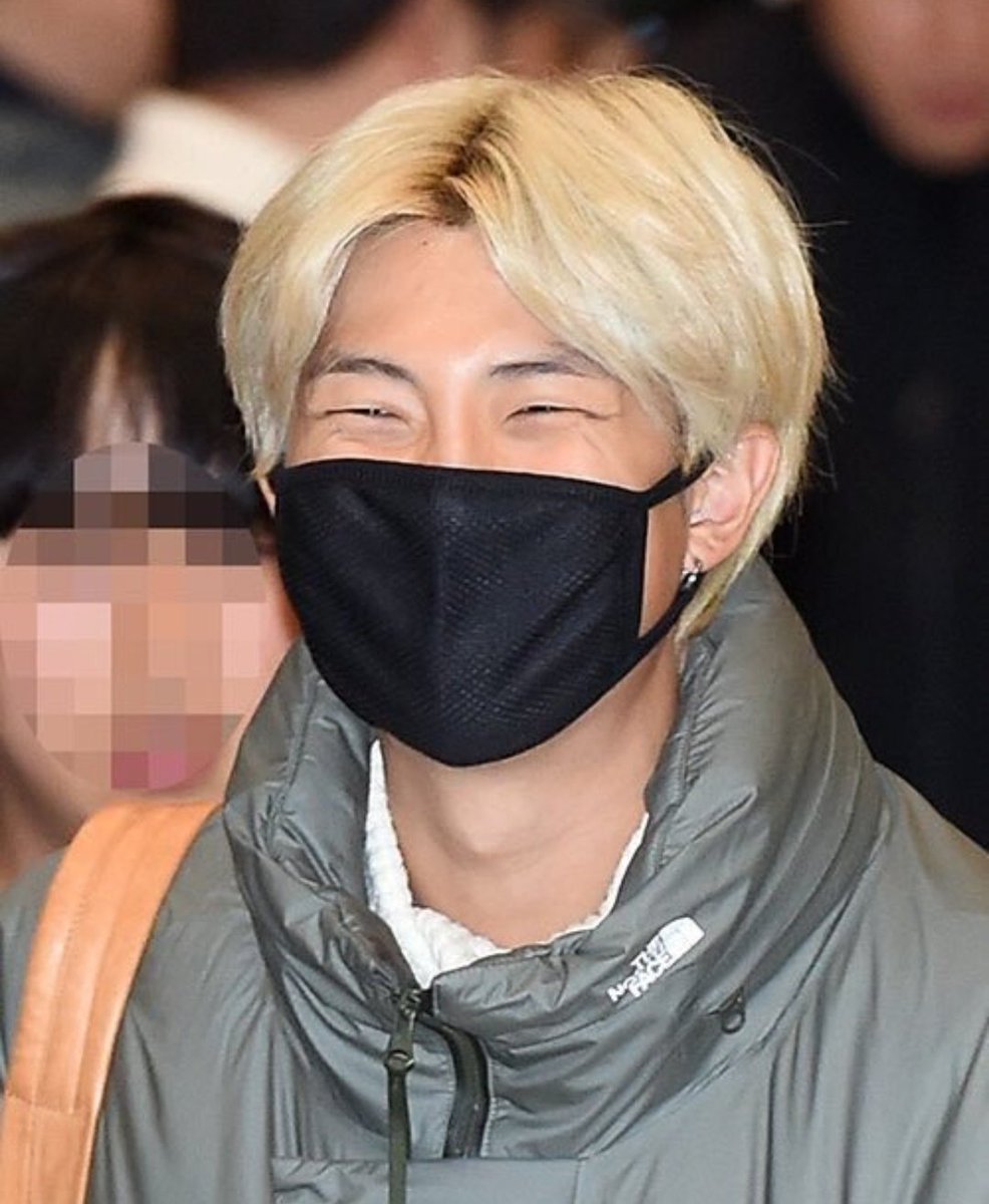 googieshobi's tweet photo. MF KIM NAMJOON LOOKING LIKE A KEN DOLL WITH THE BLONDE HAIR IM SCREAMIIIIIING!!!!!!!!!!!!!!! HE IS BLONDE YALLLLLLL!!!!!! https://t.co/1RgGTvRBvs