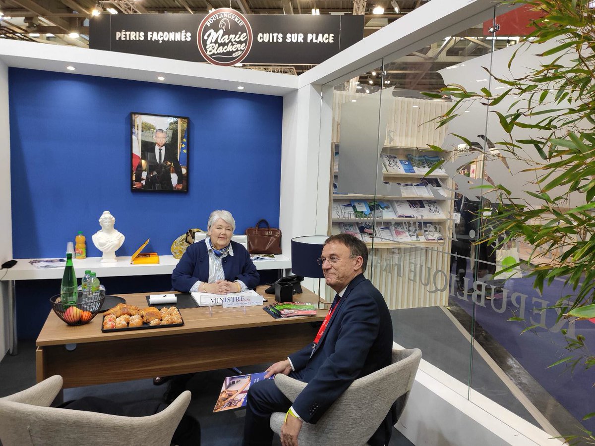 Ce matin, au <a href="/salondesmaires/">Salon des Maires et des Collectivités</a> rencontre entre <a href="/j_gourault/">Jacqueline Gourault</a> et <a href="/JolyPatrice/">Patrice Joly</a>, président de l’<a href="/ARuralites/">Parlement rural français</a>, où il a été notamment question de la labellisation des maisons #Franceservices.