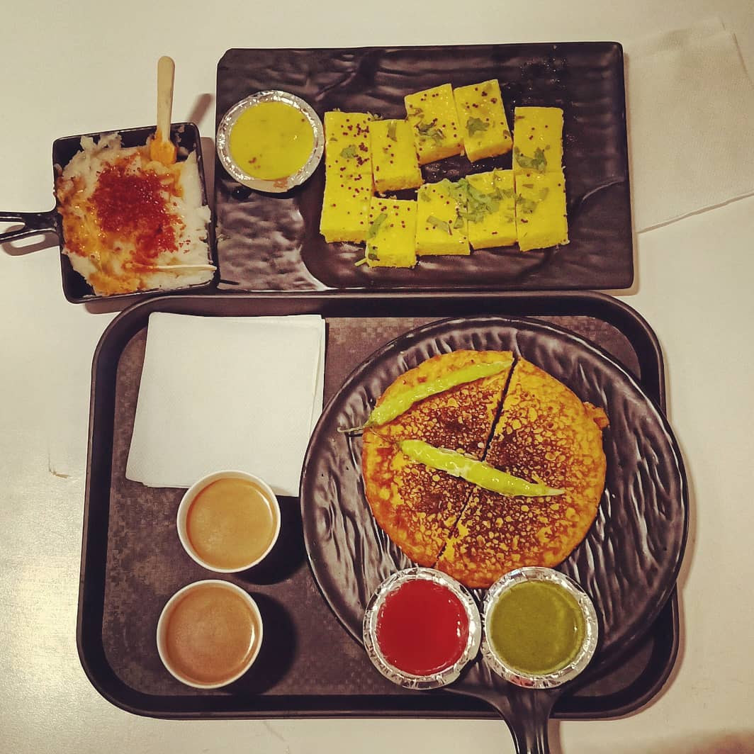 mayurpuri's tweet photo. เชฏเซ เชเซเชถเชฌเซ เชนเซ เชเซเชเชฐเชพเชค เชเซ.... Eating at a local eatery called #Talod in #aapnuamdavad and the menu is ๐
#Gujju
#foodgasm #Handva #Dhokla #Kheechu #Blueberry #Dahiwada #Jain #FrenchFries and the most important #Ghar jevi #Chah https://t.co/NvMM9VUJ5m