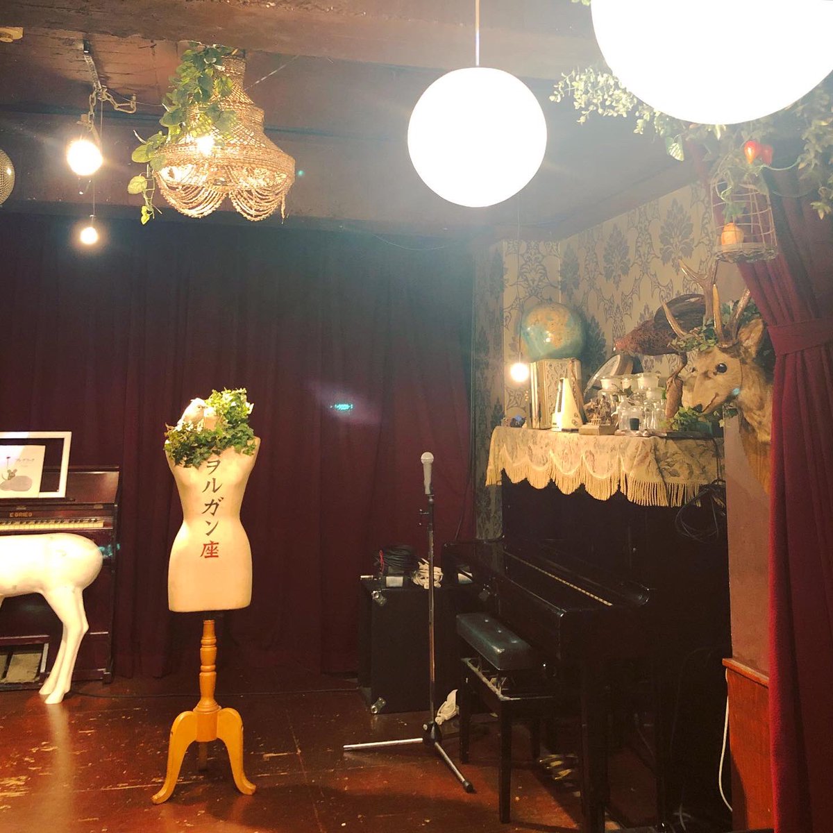 The_Vocoders's tweet photo. 本日は＜Tour de Café 2019「1st V」＞9本目@広島 音楽喫茶ヲルガン座！独特な世界観が素敵な店内！ここで今夜はどんなカフェテクノが鳴らされるのでしょう…？
19時から開演です。お楽しみに！
#TheVocoders #TourdeCafe #1stV #広島 #音楽喫茶ヲルガン座 #カフェテクノ https://t.co/i2YVBGT4eG