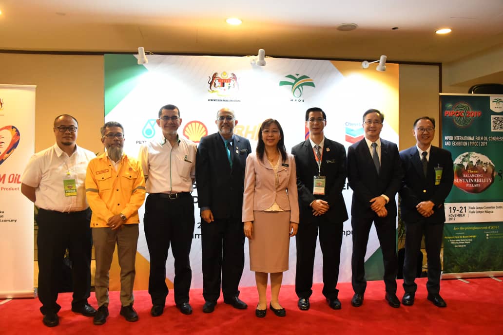 mpob_tweets's tweet photo. Majlis pertukaran dokumen perjanjian mengenai reka bentuk kejuruteraan bagi menaik taraf depoh sistem pengadunan biodiesel B20 dan B30 antara MPOB dan syarikat petroleum, disaksikan oleh YB Teresa Kok, Menteri Industri Utama.
@my_mpi
#B30
#B20
#pipoc2019 https://t.co/gGkJi5YvUl