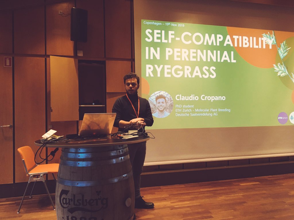 ClaudioCropano's tweet photo. Had the chance to talk about #selfcompatibility in the holy temple of #beer! Thanks @carlsberg for hosting the annual @PlantHUB_EU meeting and for the exclusive beer tasting! #MSCAA #agresearch #H2020 https://t.co/NnV0tnFGJA