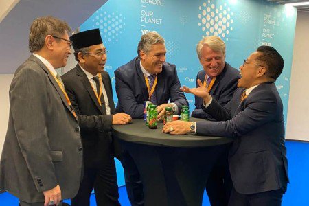 PdhedhyS's tweet photo. Gus Muhaimin @cakimiNOW mengajak Negara-Negara Eropa Berinvestasi Mengurangi Emisi Karbon #pkbday https://t.co/5Fp9nyBcrb https://t.co/AbYKcDmkOG